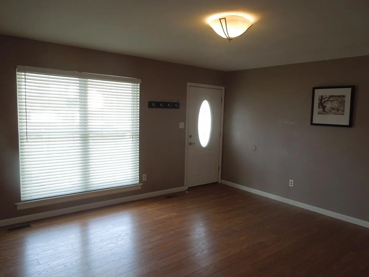 3 bed, 1148 sqft, $1,900 — Photo 2