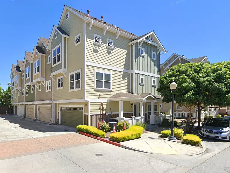 1911 Aberdeen Ln — Photo 1
