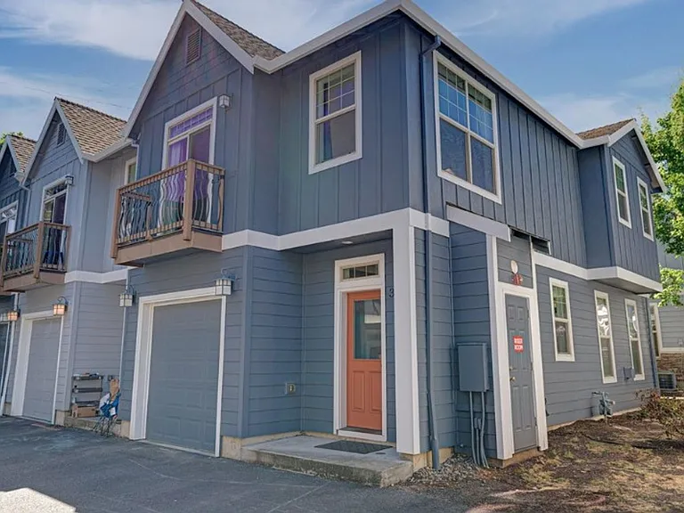 322 NE Morgan St — Photo 1