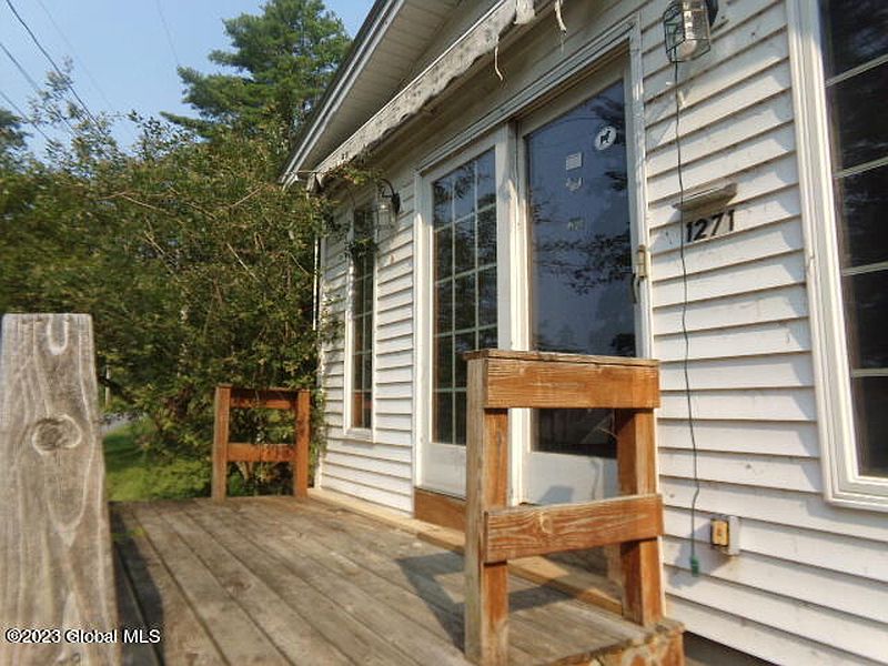4th image of 1271 Hermance Road
