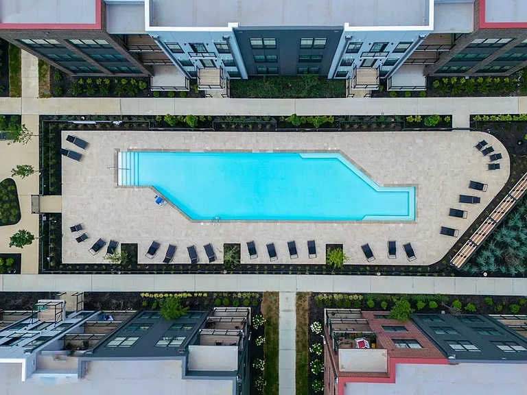 8 on the Park Pool and Lounge