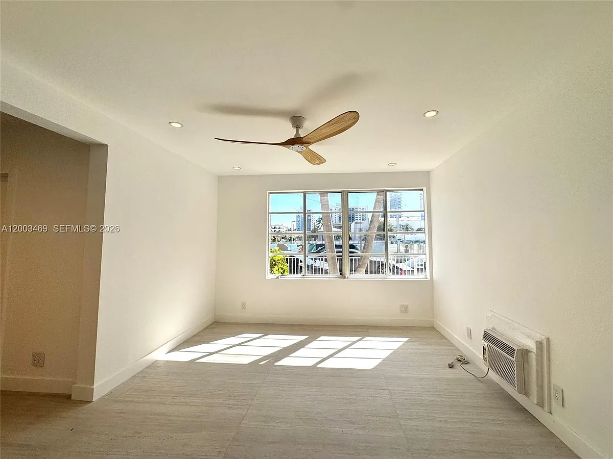 Building Photo - 6944 Byron Ave #1