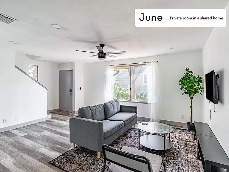 589 N Garfield Ave #B — Photo 2