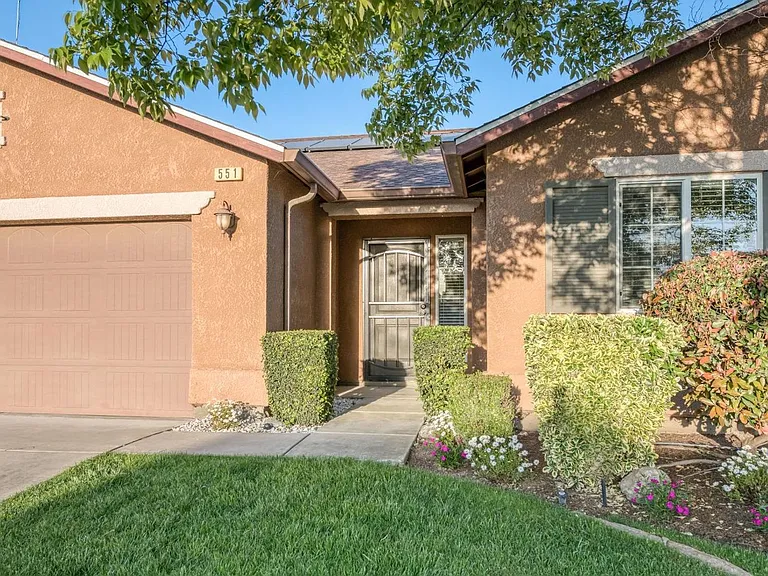 551 S Kona Ave — Photo 2