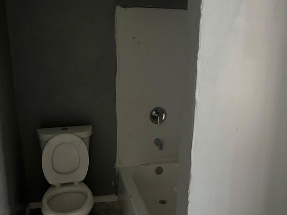 3rd image of 21 Grosvenor Ave #21