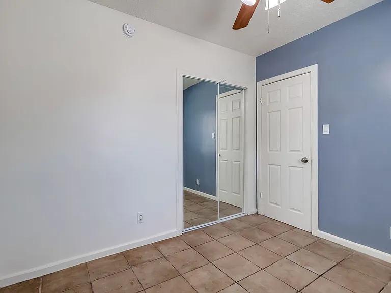 2425-2431 S Ridgeley Dr — Photo 3