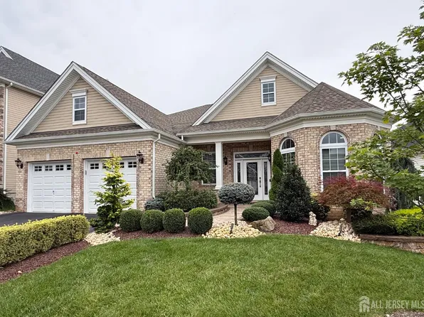 6 Regency Ct, Monroe Township, NJ 08831