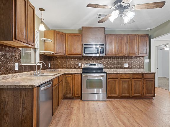 5th image of 303 N Milam St