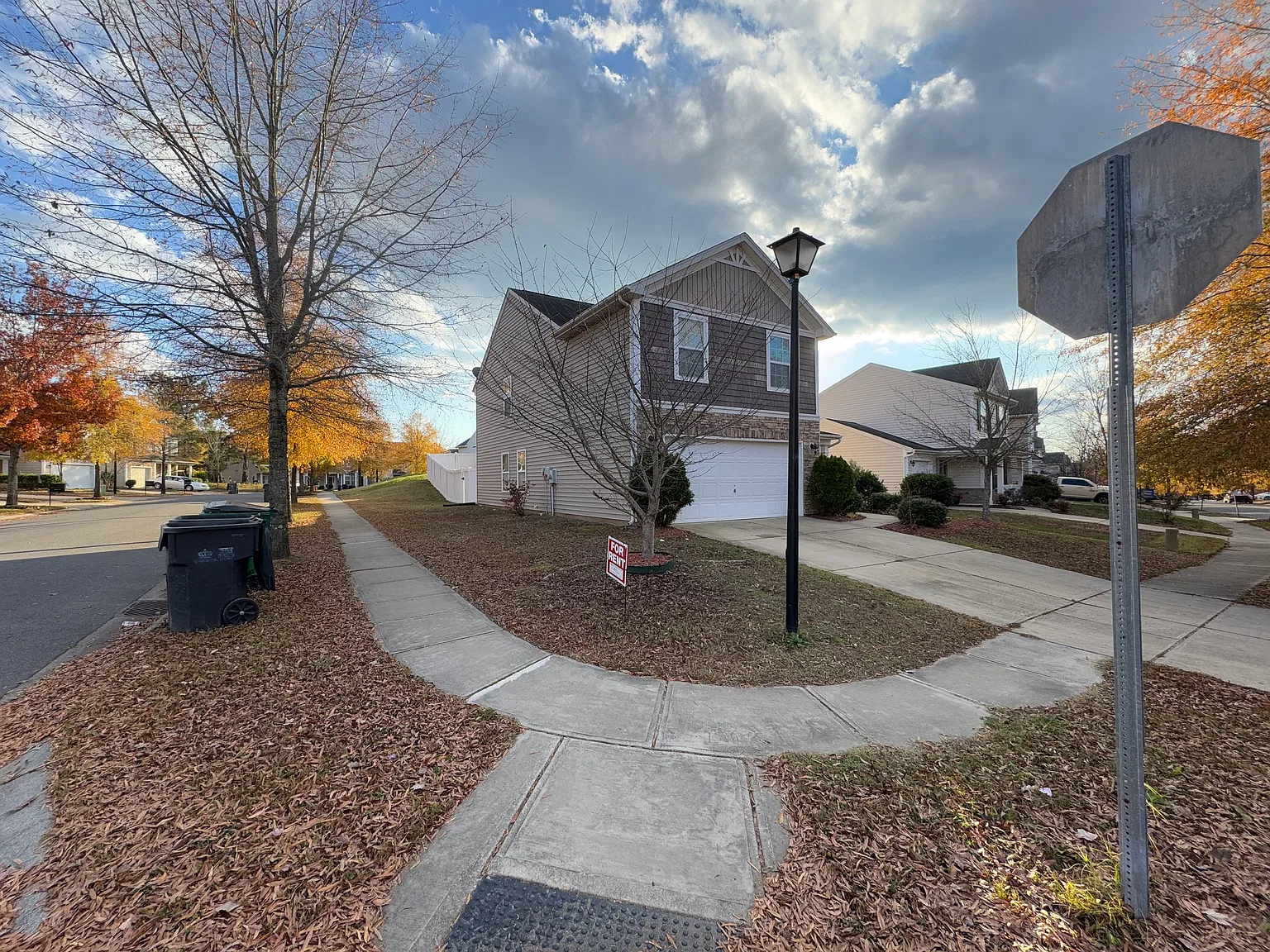 3 bed, 2.5 bath, 2100 sqft, $2,200 — Photo 2