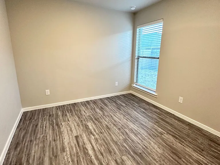 2106 N Avenue J — Photo 12