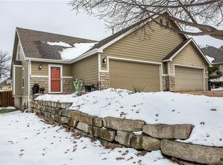 812 N Field Stone Dr, Lawrence, KS 66049