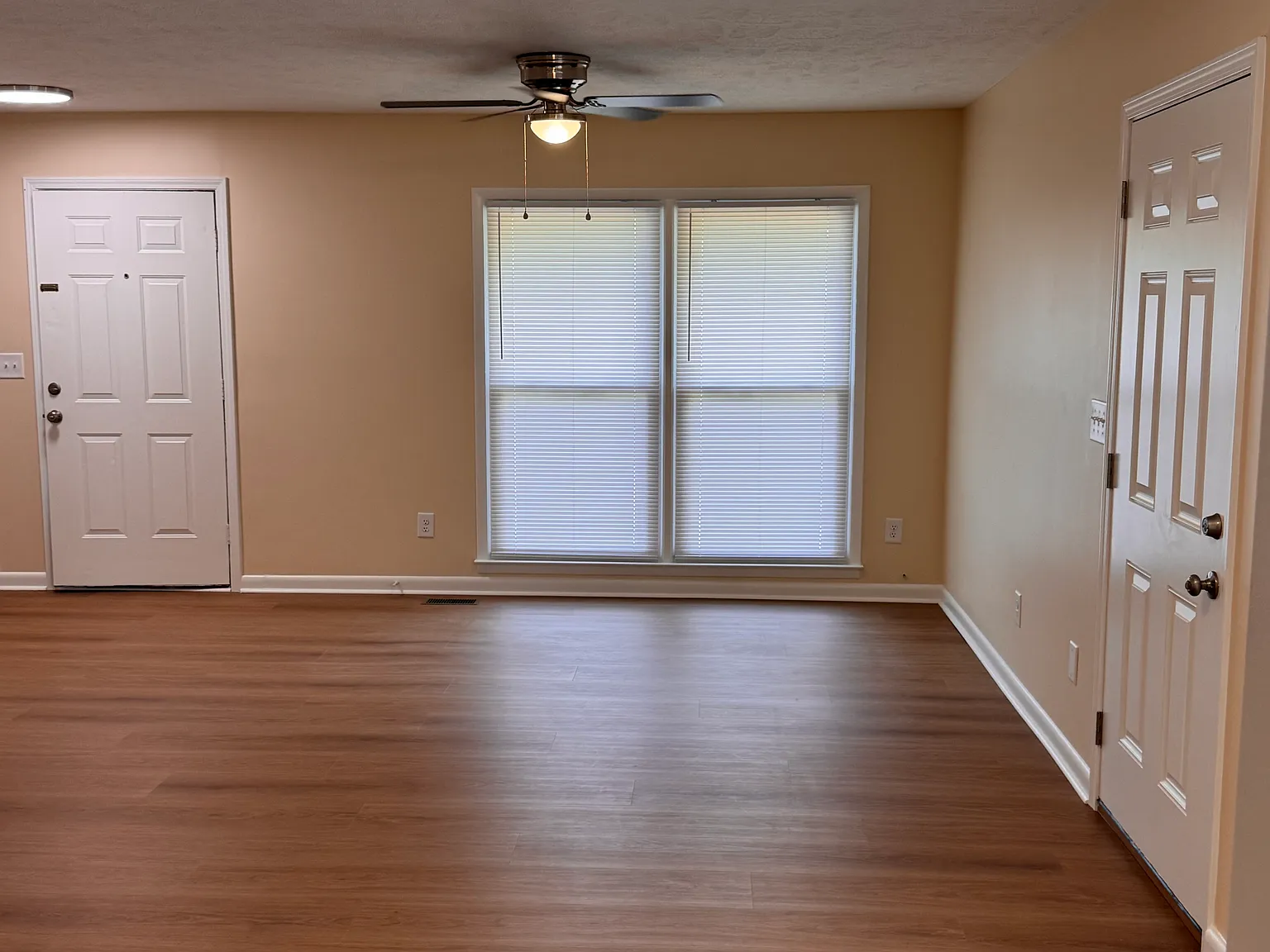 3 bed, 1100 sqft, $1,500 — Photo 2