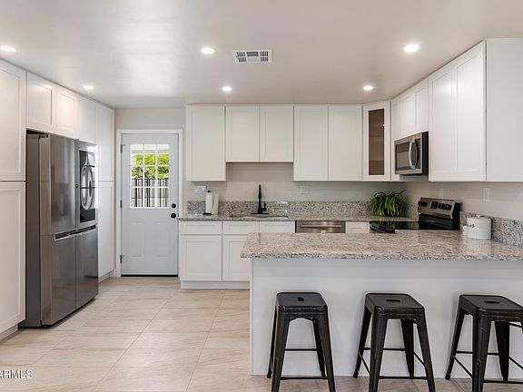 3rd image of 301 W 11th Street