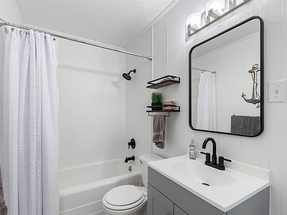 4th image of 296 Whispering Oaks Trl