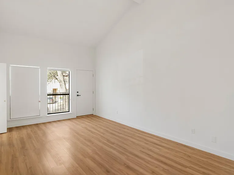 3633 Asbury St — Photo 10