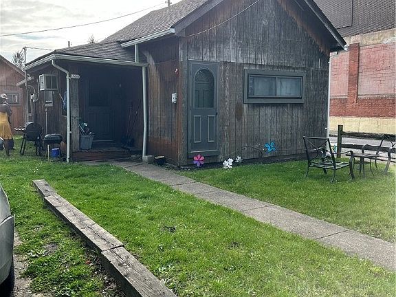 2nd image of 1590 & 1594 E 39th St