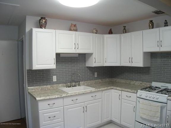 4th image of 5 Hemlock St #D