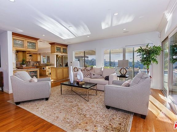 4th image of 16379 Tudor Dr