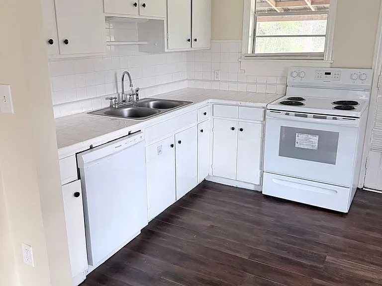 1207 Derenne Ave — Photo 1