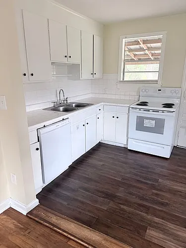 1207 Derenne Ave Photo 1