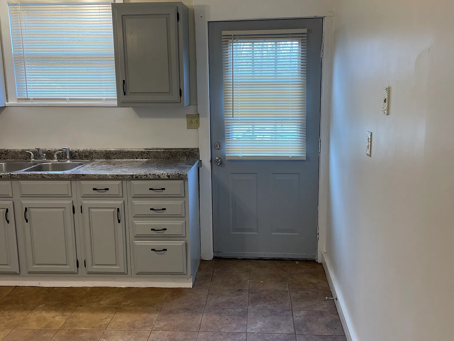 2 bed, 820 sqft, $1,050 — Photo 2