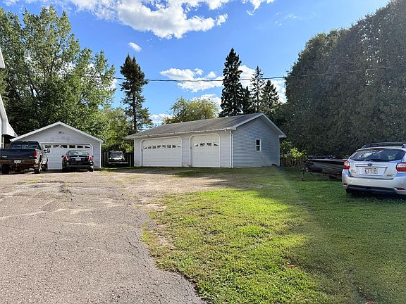 3rd image of 917 Maple St