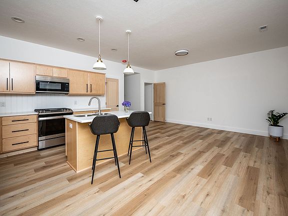 4th image of 2046 Noble Dr #2124