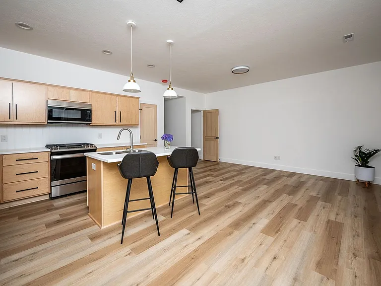 2046 Noble Dr — Photo 4