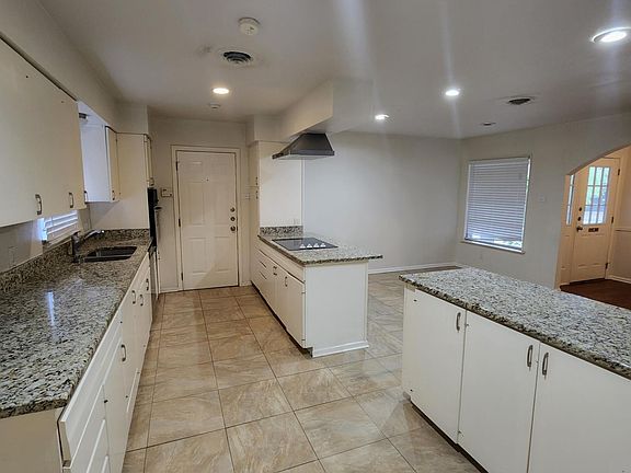 4th image of 8415 Laurelhurst Dr