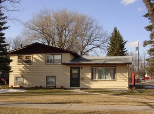 1502 Burke Dr, Grand Forks, ND 58201
