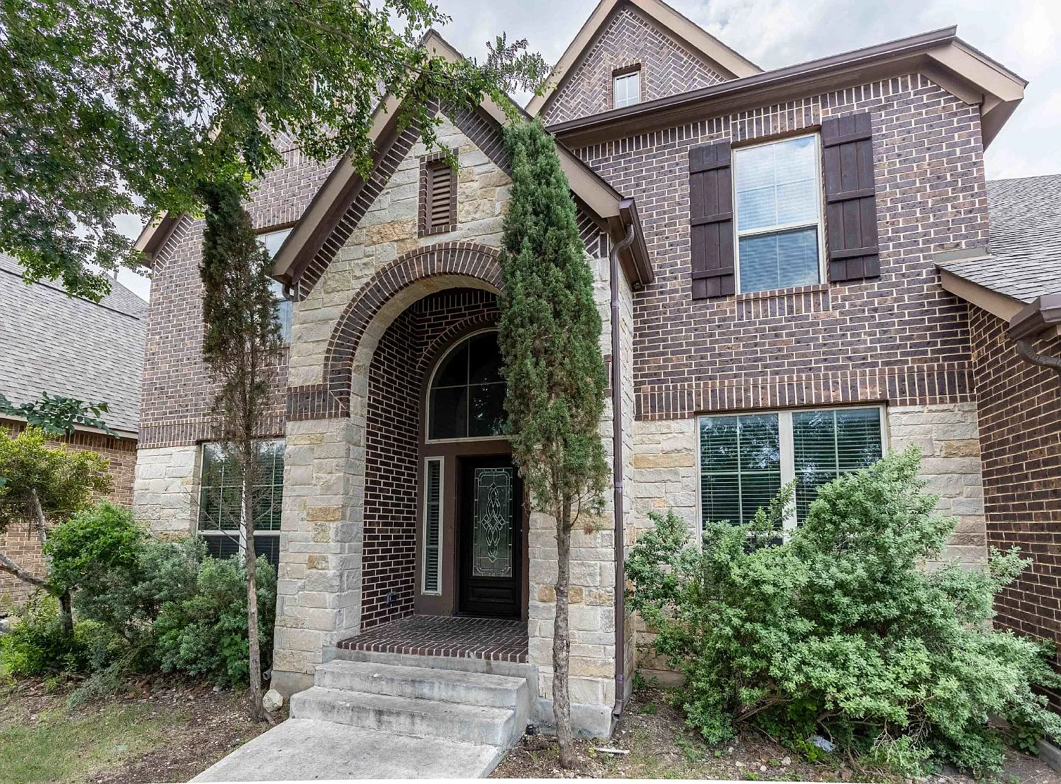 5 bed, 4.5 bath, 3786 sqft, $2,390 — Photo 2