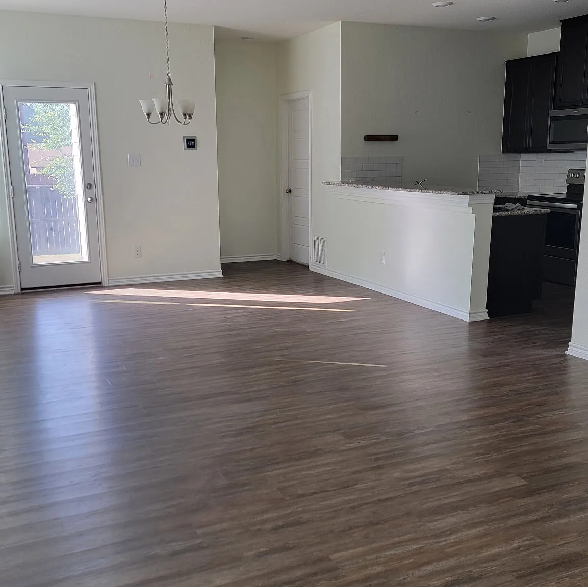 3 bed, 1353 sqft, $1,850 — Photo 2