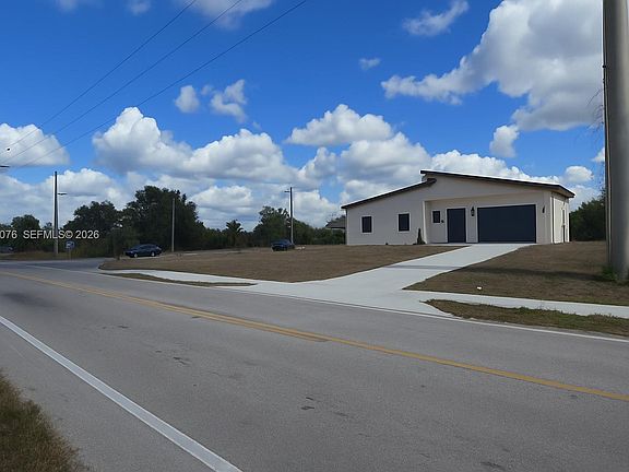 3rd image of 761 Bell Blvd S