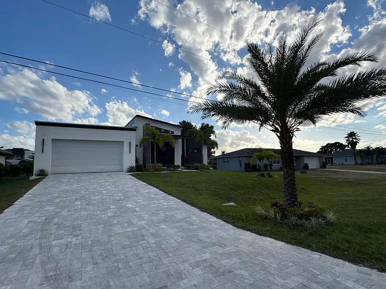 1882 Coral Point Dr — Photo 5