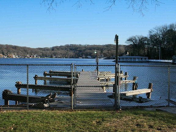 The beach club has docks for boats, Jet Ski's + a launch ramp. Very convenient
