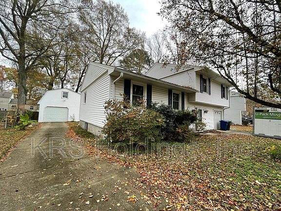 3rd image of 826 Olive Dr