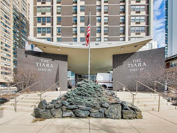 3rd image of 6147 N Sheridan Rd APT 9B