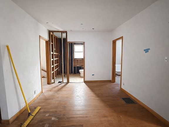 5th image of 1083 River Rd