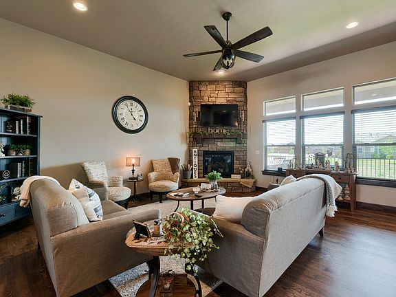 B3 - Living Room 1.jpg