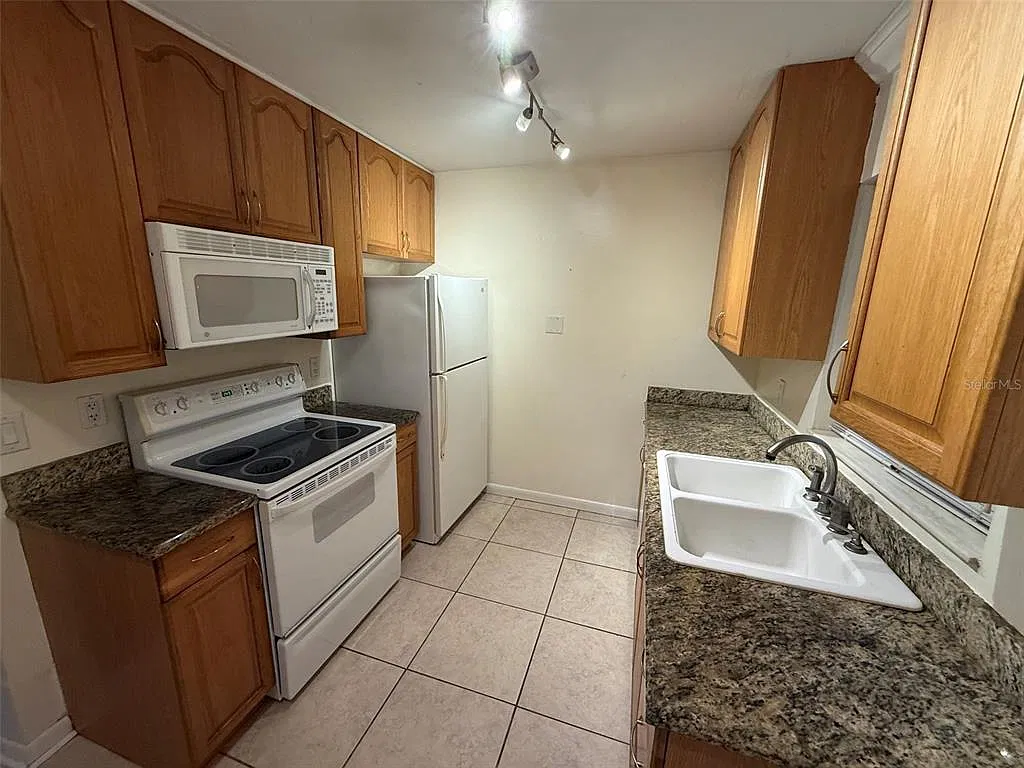 2 bed, 1.5 bath, 900 sqft, $1,500 — Photo 3