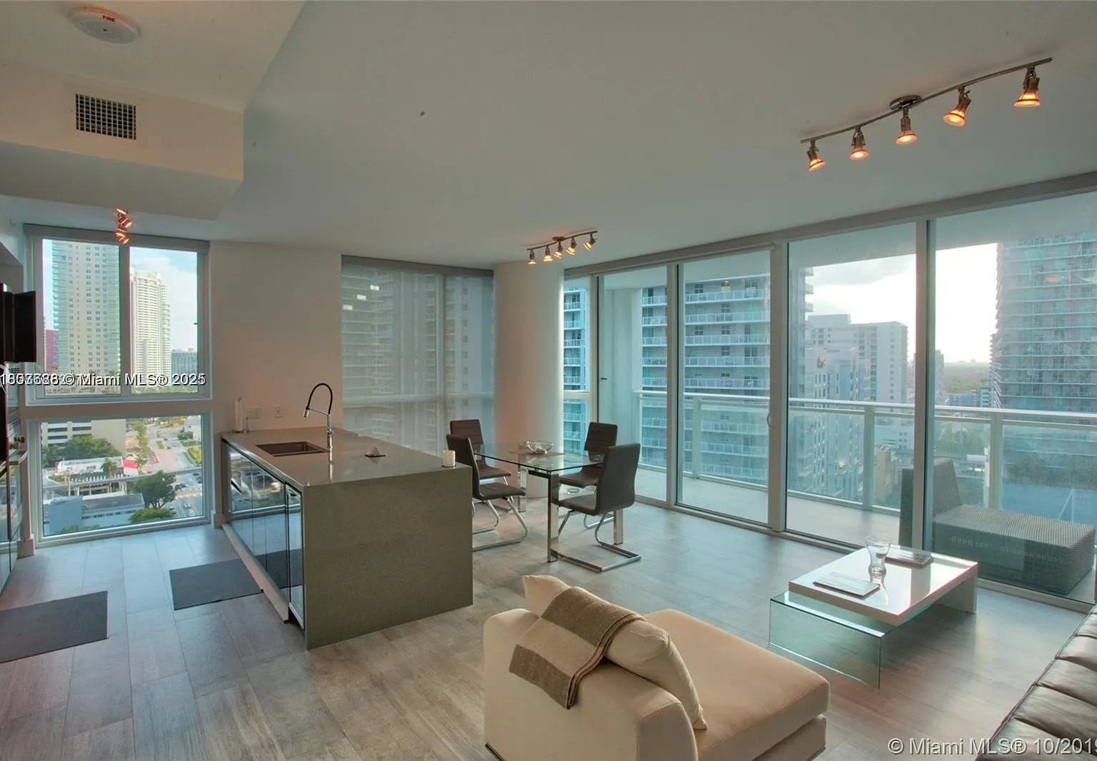 2 bed, 1134 sqft, $5,800 — Photo 1