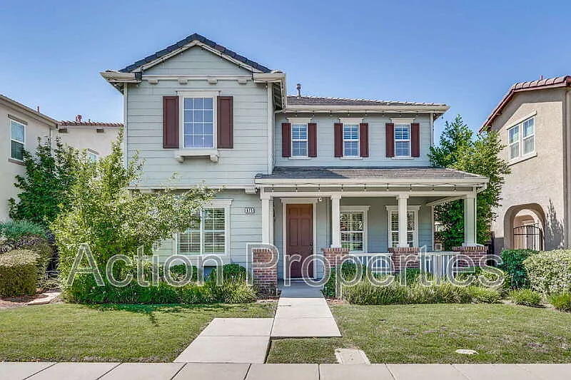 675 W Esplanade Dr