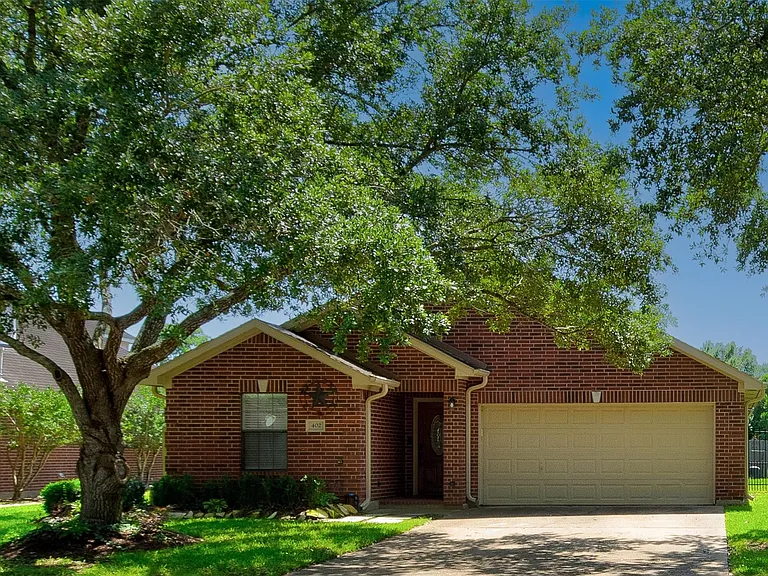 402 Live Oak Ln — Photo 1