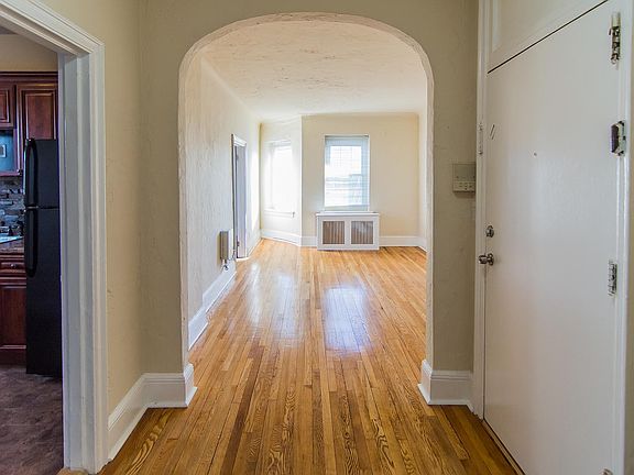 3rd image of 14 Evelyn Pl APT 12