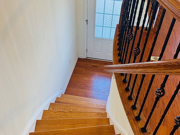 4th image of 725 Edgewater Ridge Ct