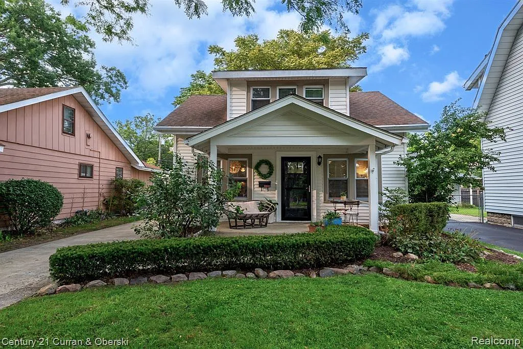 3 bed, 1073 sqft, $2,400 — Photo 1