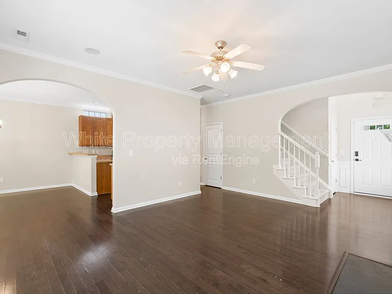 1141 Hammond Dr — Photo 5