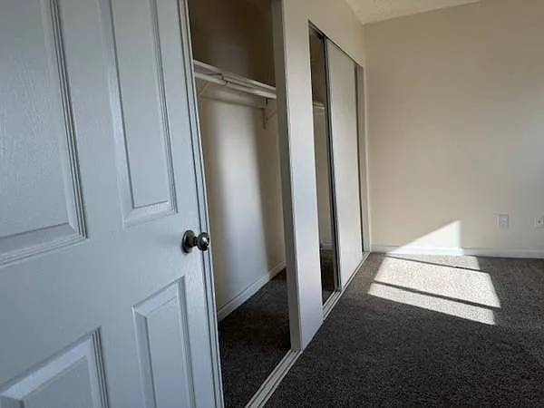 Hawthorne Villa Apartments — Photo 14