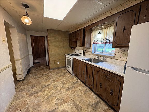 3rd image of 415 Broad St
