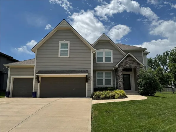 5208 Meadow View Dr, Shawnee, KS 66226